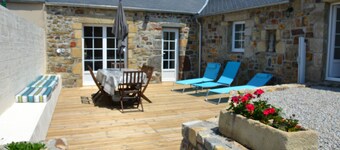 Penty, sea view from 1st floor, bedroom on ground floor, garden, sea and GR34 500 m away.
