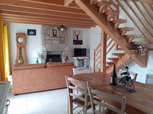 TV connectée, livres, chaîne hi-fi, espaces bureaux