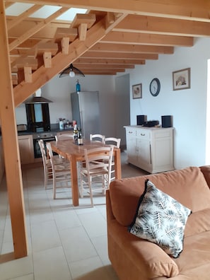 TV connectée, livres, chaîne hi-fi, espaces bureaux