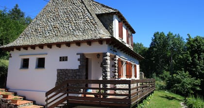 Traditional chalet 2mn from Super Lioran, ideal for your mountain vacations