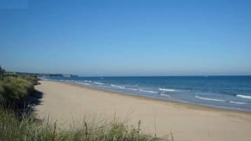 Una spiaggia nelle vicinanze, lettini da mare