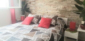 2 bedrooms, iron/ironing board, WiFi