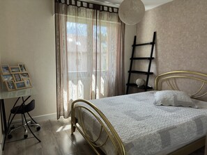 1 bedroom, iron/ironing board, travel cot, free WiFi