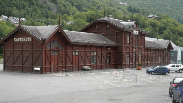 A traditional wooden building with a sign reading "CAUTERETS" and "ARENA". - rent studio center of the village 2 people (Cauterets)