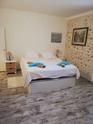 3 chambres, bureau, fer et planche à repasser, Wi-Fi gratuit