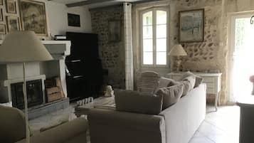 Televisie, een open haard en boeken