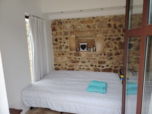 3 habitaciones, escritorio, tabla de planchar con plancha y wifi gratis 