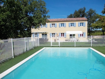 La maison vue de la piscine