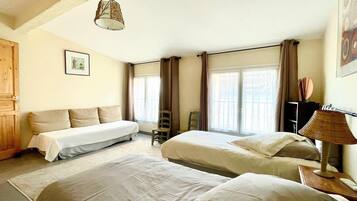 2 chambres, bureau, fer et planche Ă repasser, lit parapluie