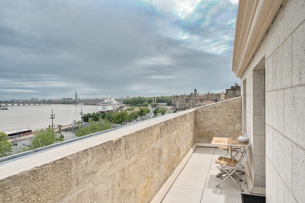 La terrasse, la Garonne et les quais.