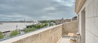 Historic center, a terrace over the city and the river, lift, A/C, parking.