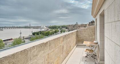 Historic center, a terrace over the city and the river, lift, A/C, parking.