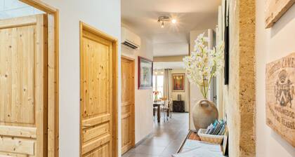 Historic center, a terrace over the city and the river, lift, A/C, parking.