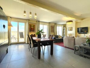 Interior - Historic center, a terrace over the city and the river, lift, A/C, parking. (Bordeaux)