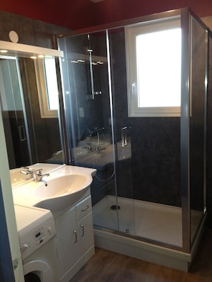 Dusche, Haartrockner, Toilettenpapier