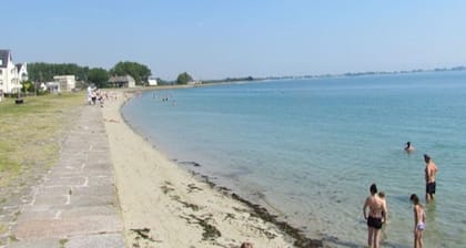 Furnished *** in Saint-Vaast-la-Hougue facing the sea and the island of Tatihou