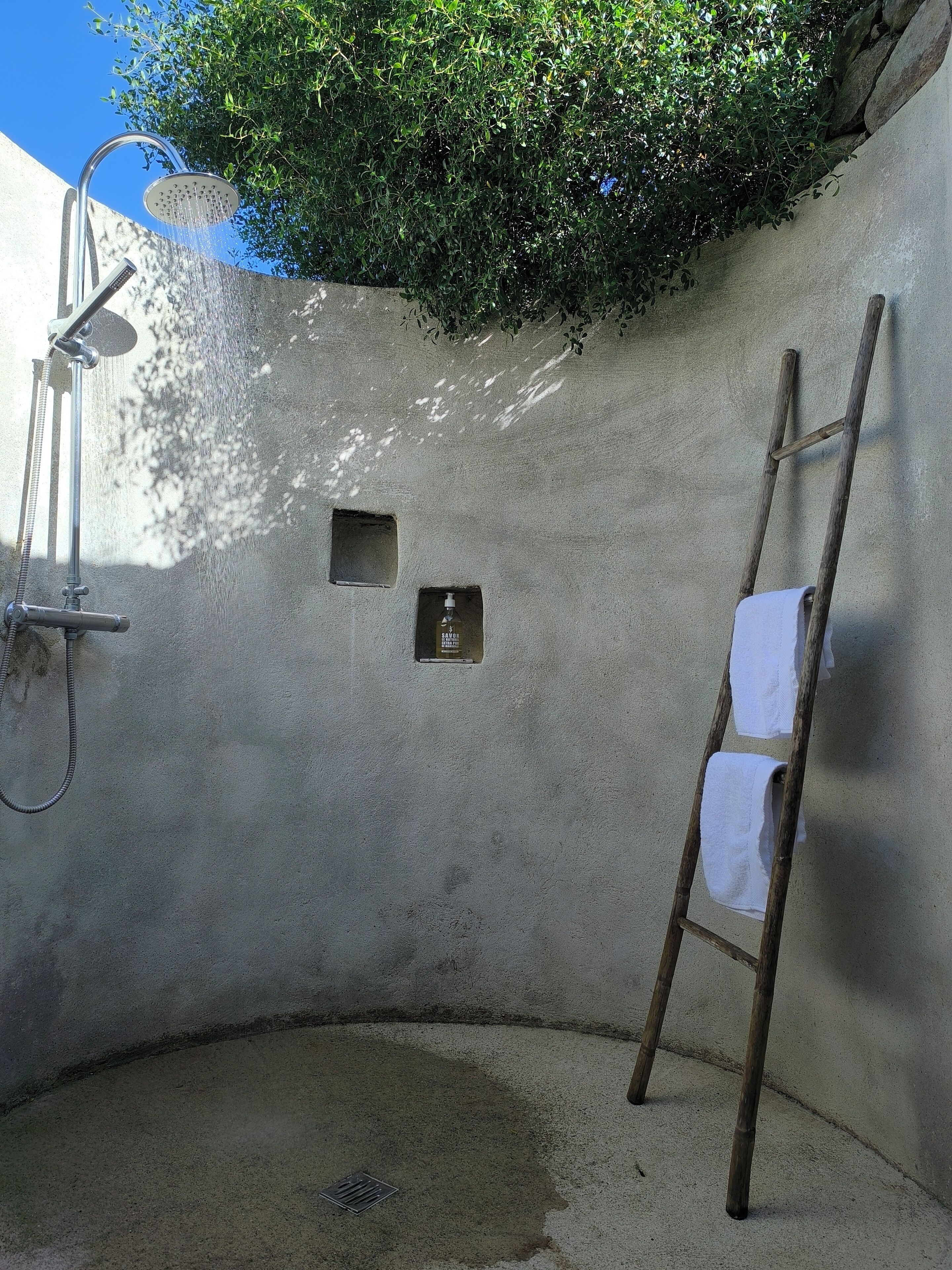 Baignoire, sèche-cheveux, serviettes fournies, papier toilette