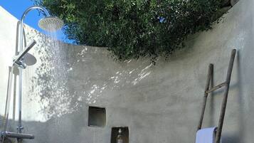Baignoire, sèche-cheveux, serviettes fournies, papier toilette