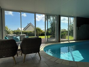 Indoor pool, a heated pool - Villa in Moëlan sur Mer, 10-12 p sea view with indoor pool, South Finistère (Moëlan-Sur-Mer)