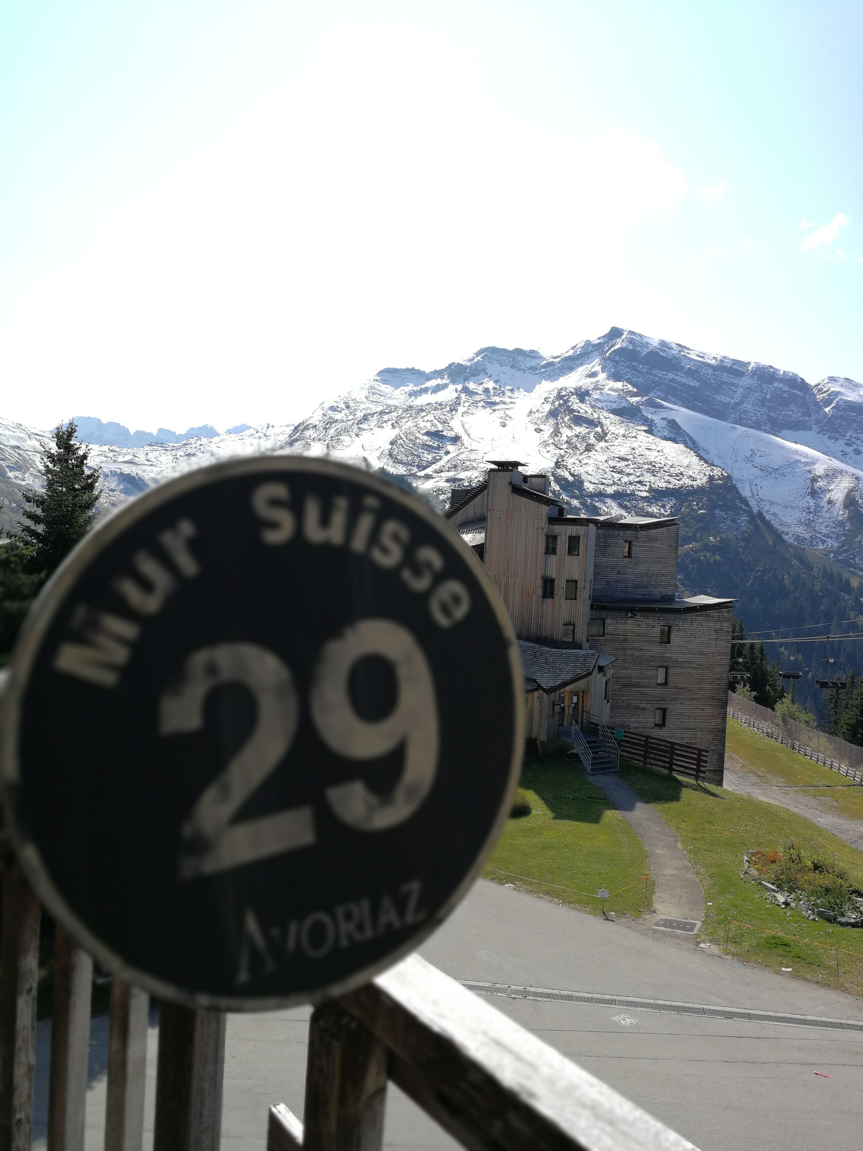 Um sinal com 'Münster Schweiz 29' e 'Norisaz' indicando um local.