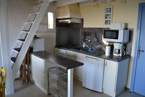 Réfrigérateur, micro-ondes, four, plaque de cuisson