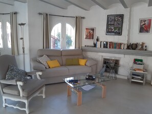 Una televisión, una chimenea, libros, un reproductor estéreo