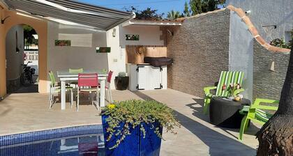 CHARMING AIR-CONDITIONED VILLA WITH PRIVATE POOL, GARDEN, NEAR THE SEA AND SHOPS