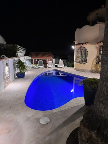 CHARMING AIR-CONDITIONED VILLA WITH PRIVATE POOL, GARDEN, NEAR THE SEA AND SHOPS