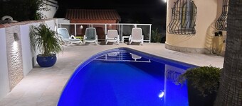 CHARMING AIR-CONDITIONED VILLA WITH PRIVATE POOL, GARDEN, NEAR THE SEA AND SHOPS