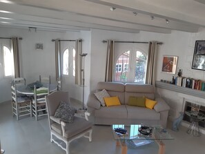 Una televisión, una chimenea, libros, un reproductor estéreo