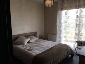 4 slaapkamers, een strijkplank/strijkijzer, gratis wifi, beddengoed