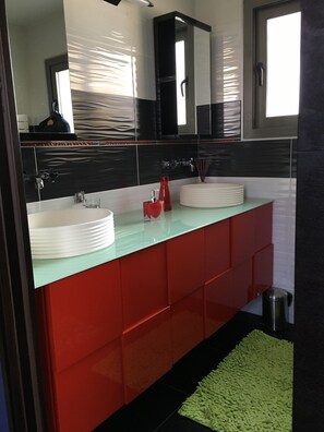 Een douche, een haardroger, handdoeken, zeep