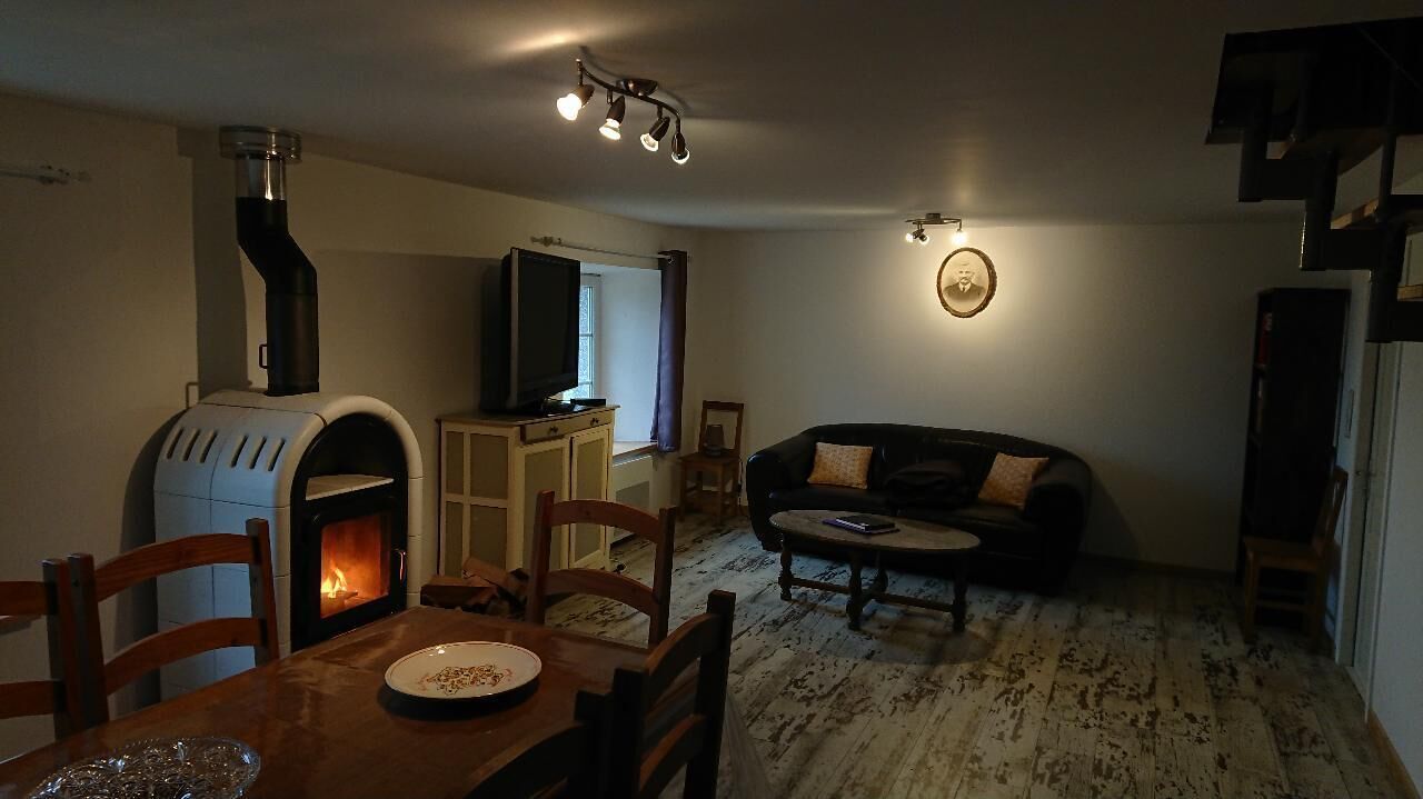 Una sala de estar acogedora con chimenea, televisor y sofá.