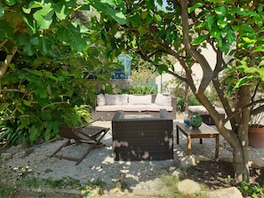 Property grounds - renovated apartment in bourgeois house (Calenzana)