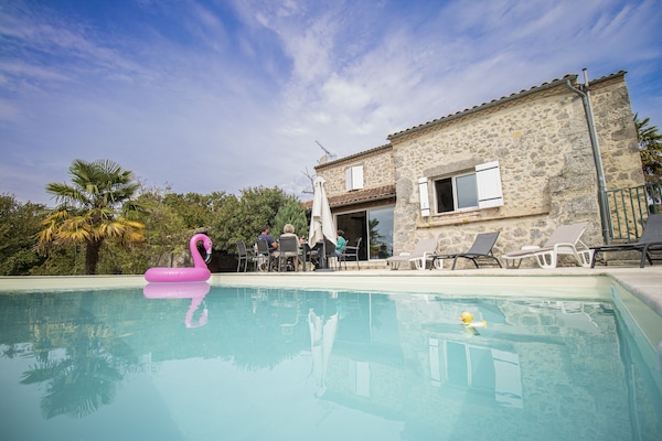 Een buitenzwembad en een verwarmd zwembad