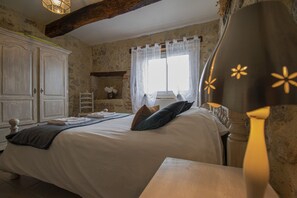 4 bedrooms, iron/ironing board, travel crib, free WiFi