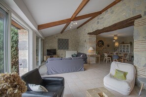 Televisión, reproductor de DVD, mesa de ping pong, libros