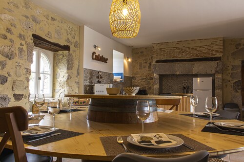 Belle maison en pierre avec très beau point de vue et piscine chauffée.
