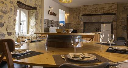 Belle maison en pierre avec trÚs beau point de vue et piscine chauffée.