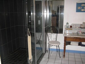 Shower - Country house with private pool, sleeps 10, calm and rest, Mache (Maché)