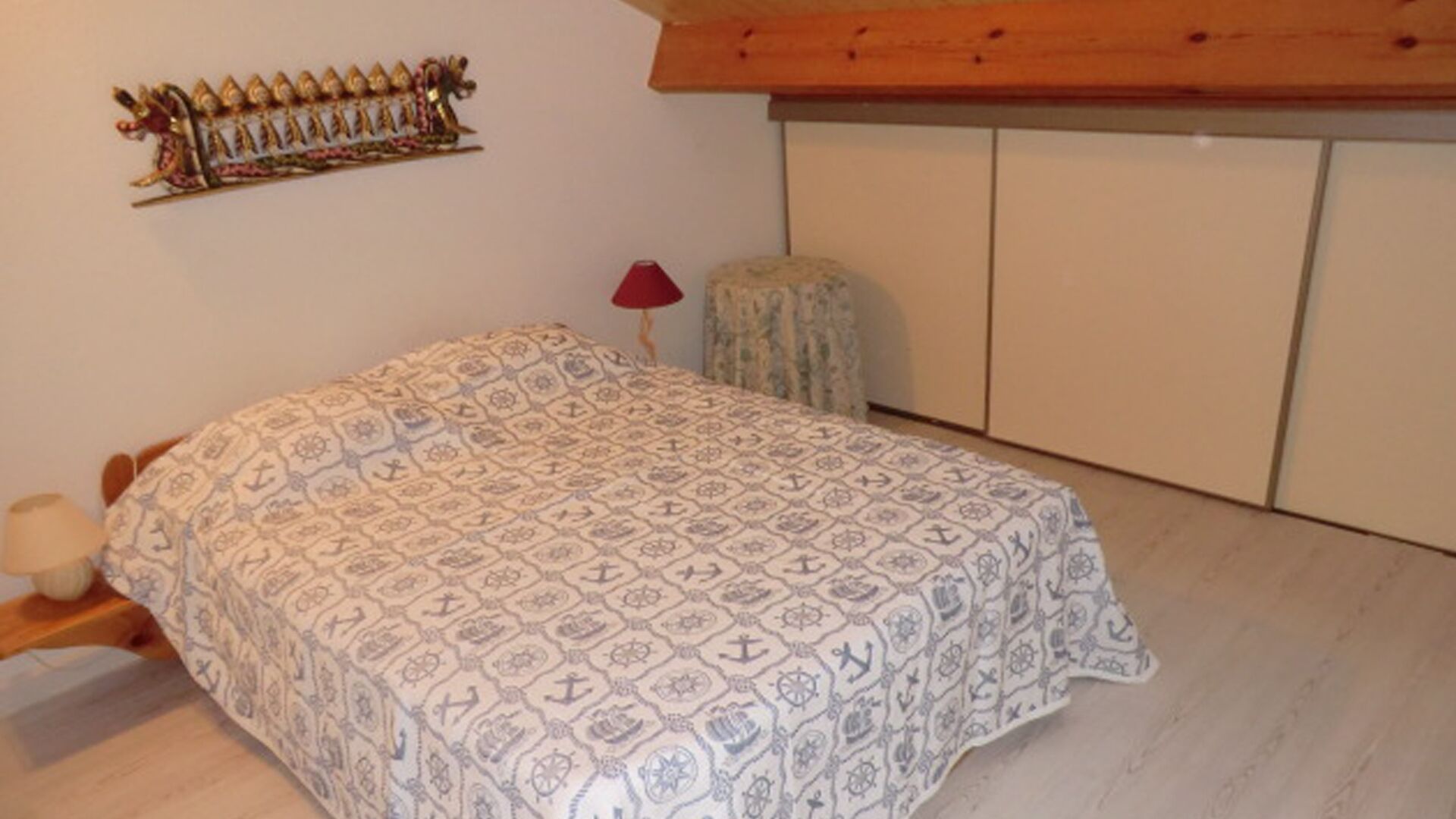2 habitaciones y tabla de planchar con plancha 