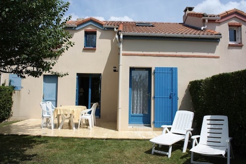 House with garden by the sea in Pornic. Nearby beach.