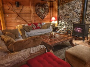 TV, DVD player, books, video library - Chalet Jamoo, an authentic renovated farmhouse in the heart of the Aravis mountains  (Entremont)