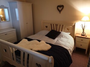 4 habitaciones, tabla de planchar con plancha, wifi y ropa de cama 