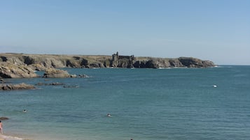 Una spiaggia nelle vicinanze