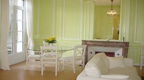 Fernseher, DVD-Player, Stereoanlage