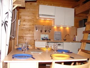 Jääkaappi, mikroaaltouuni, liesi, astianpesukone