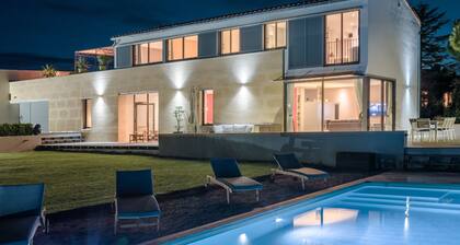 Nykyaikaisessa arkkitehtitalossa 4 makuuhuonetta, 3 SDE, lämmitetty uima-allas