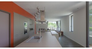 Een koelkast, een microgolfoven, een oven, een kookplaat