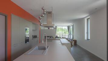 Een koelkast, een microgolfoven, een oven, een kookplaat